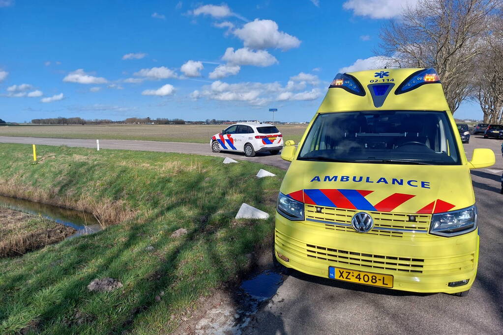 Auto belandt in sloot na frontale botsing op kruising