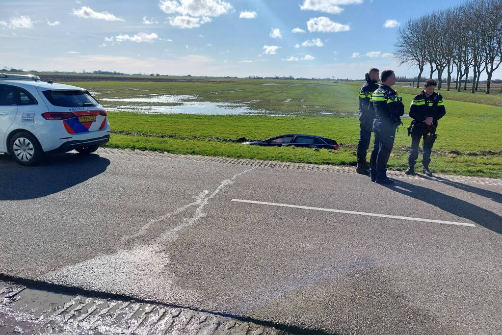Auto belandt in sloot na frontale botsing op kruising