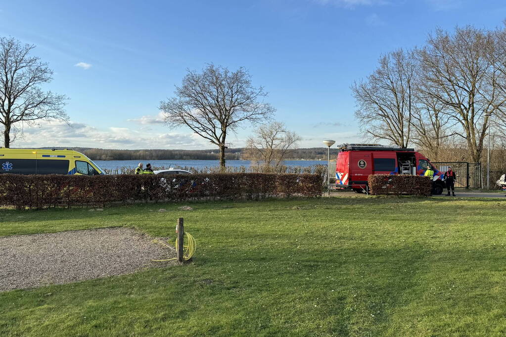 Brandweer redt omgeslagen zeiler uit haven