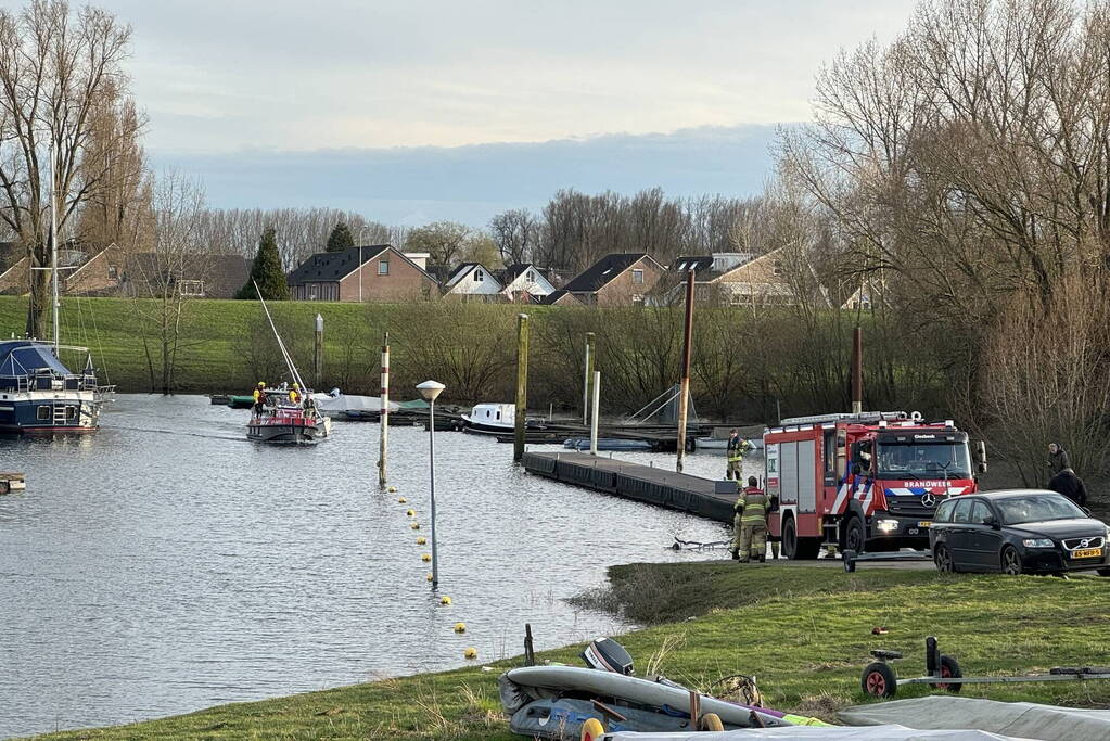 Brandweer redt omgeslagen zeiler uit haven