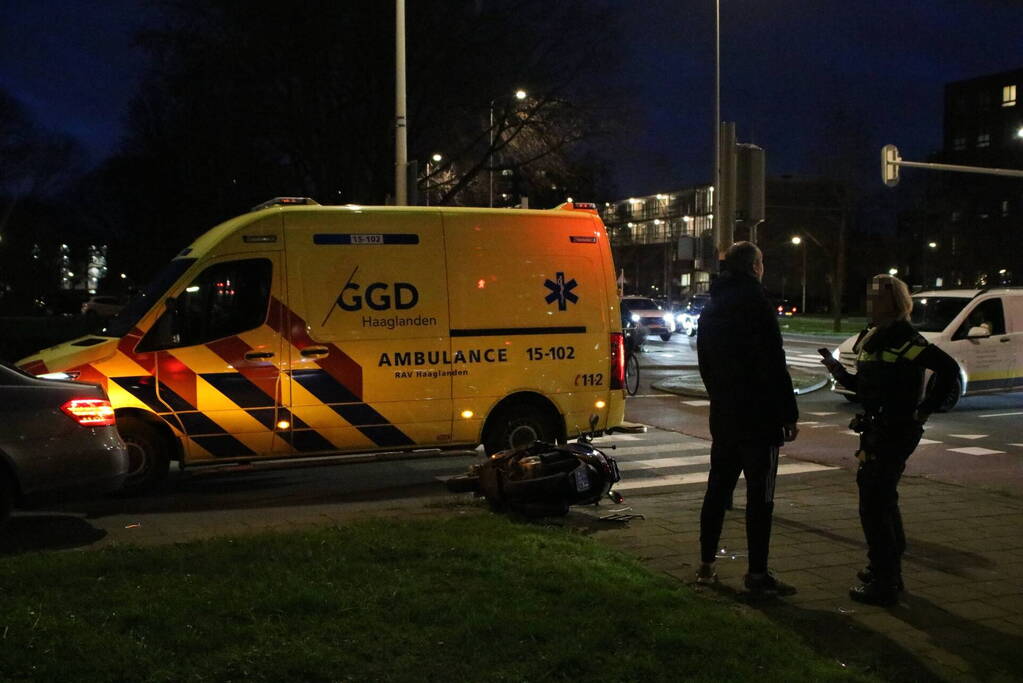 Scooterrijder en automobilist in botsing