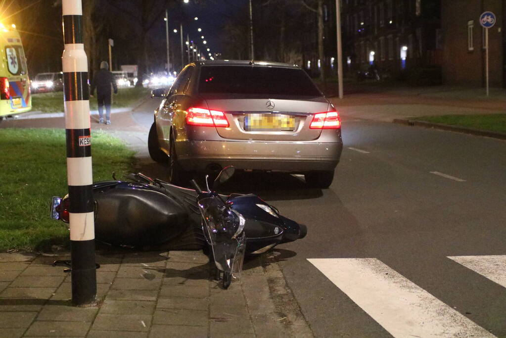 Scooterrijder en automobilist in botsing