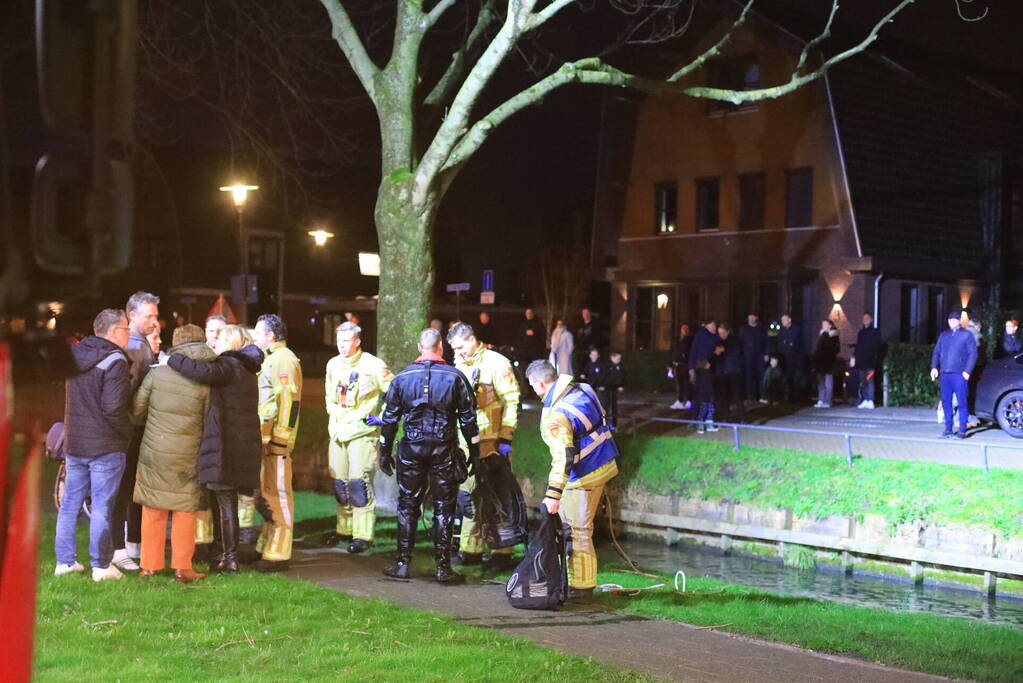 Persoon door omstanders uit water gered