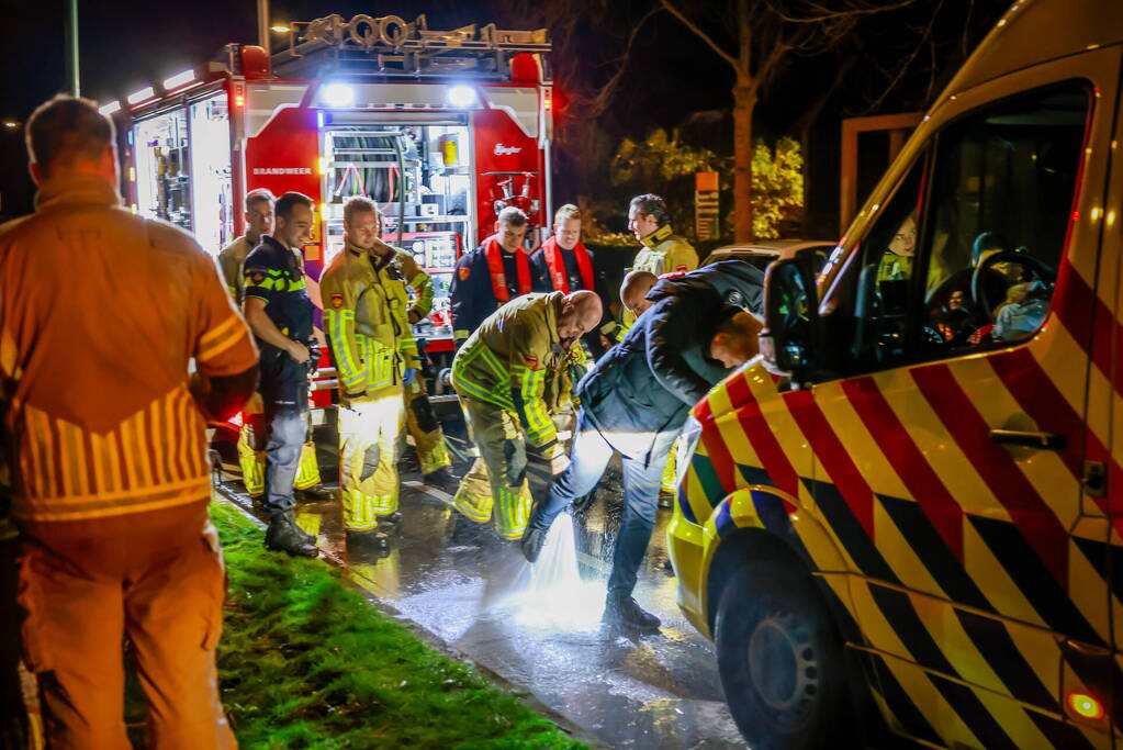 Persoon door omstanders uit water gered