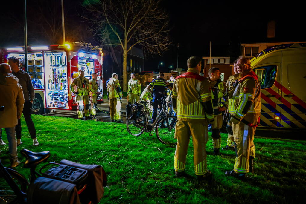 Persoon door omstanders uit water gered