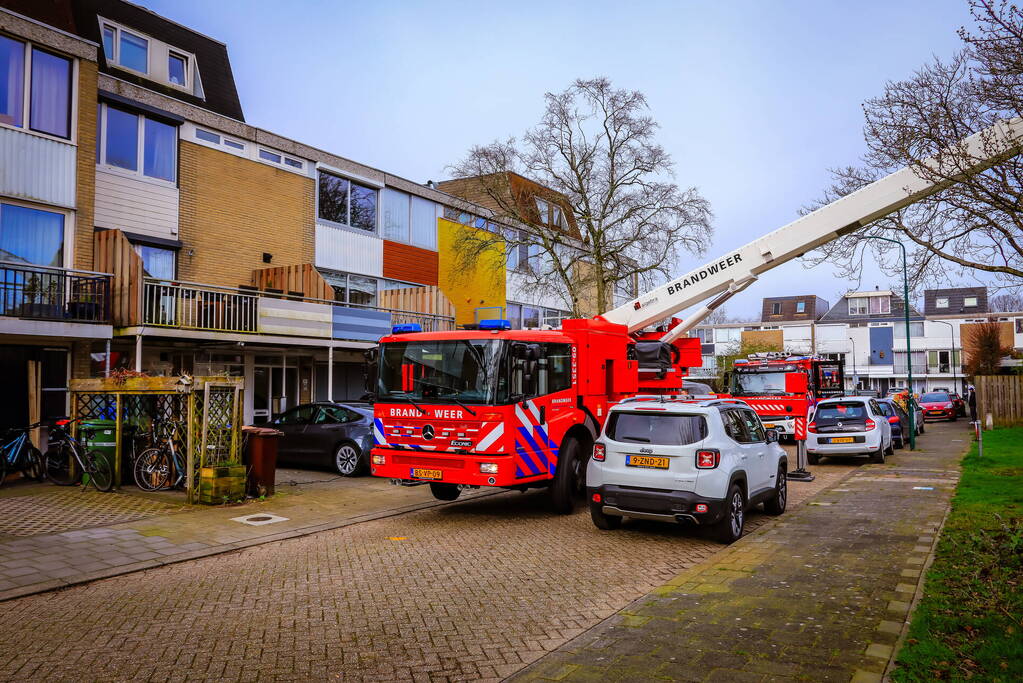 Brandweer veegt schoorsteen na brand