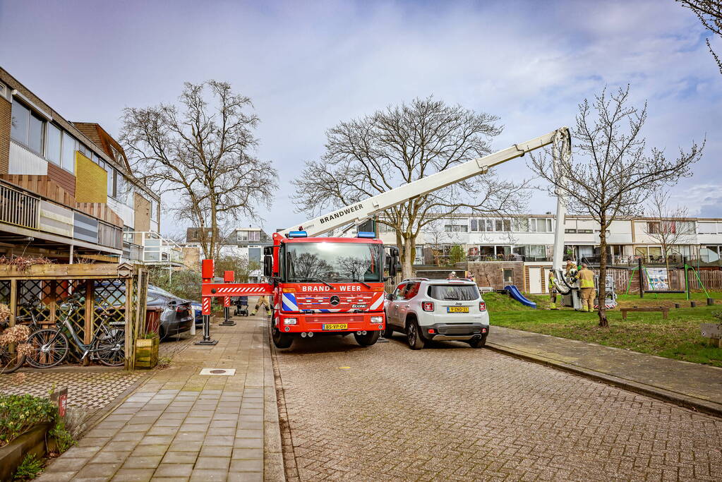 Brandweer veegt schoorsteen na brand
