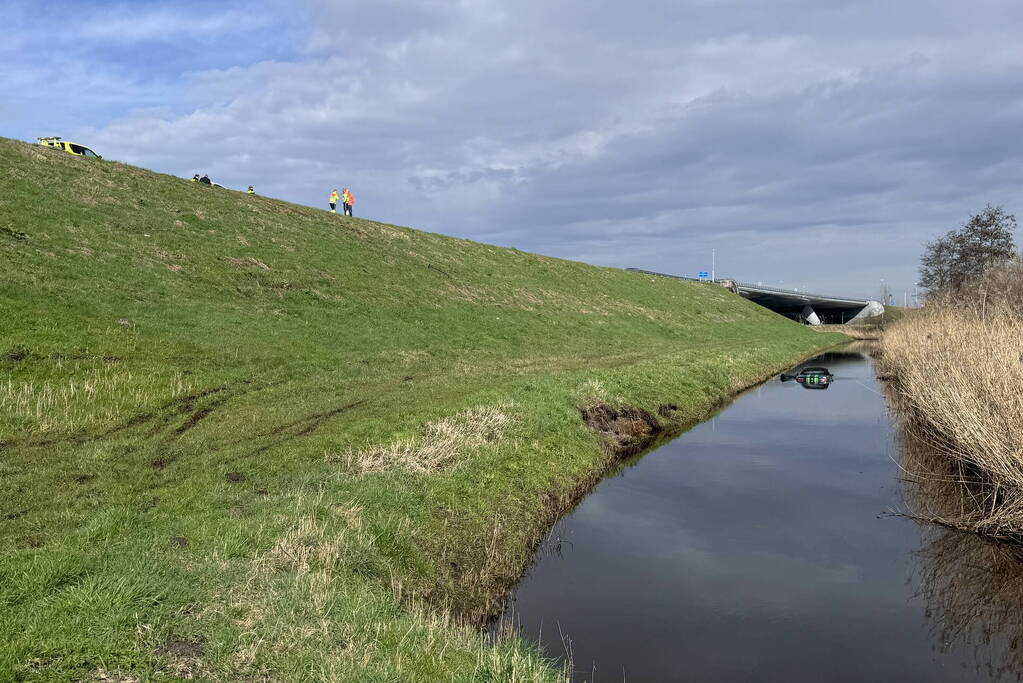 Automobilist belandt in sloot onderaan talud