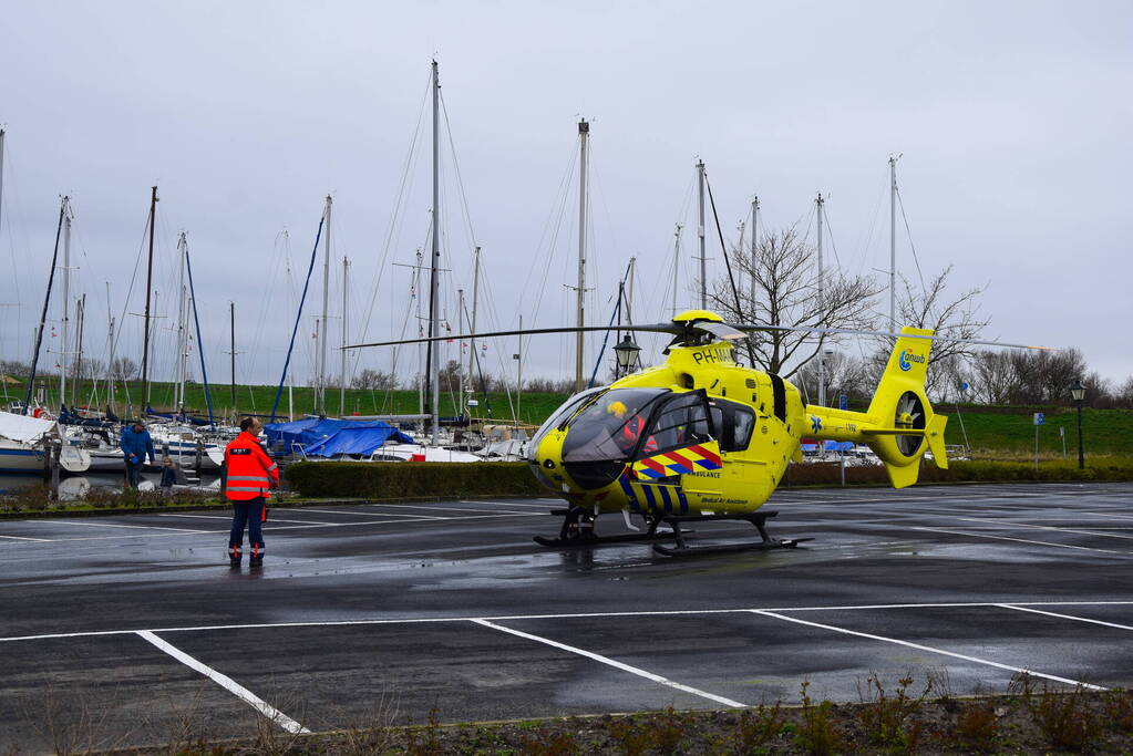 Traumahelikopter landt voor medische noodsituatie met kindje