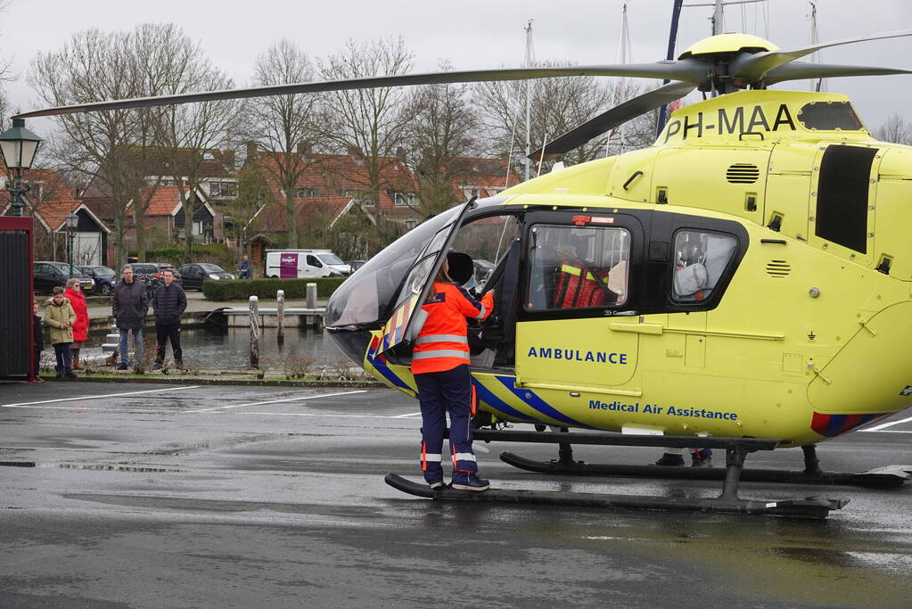 Traumahelikopter landt voor medische noodsituatie met kindje