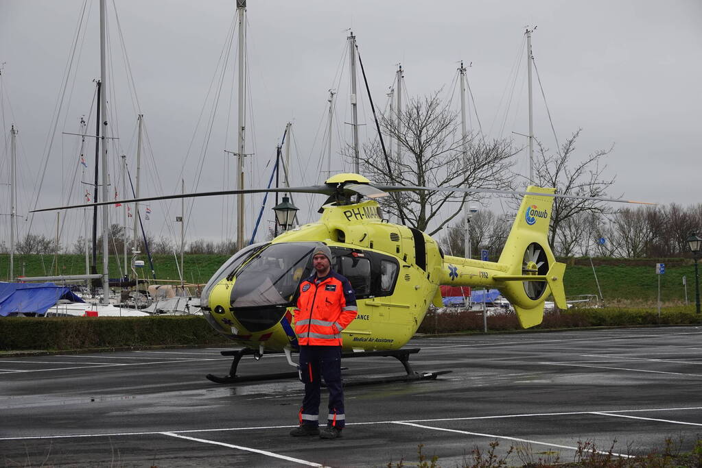 Traumahelikopter landt voor medische noodsituatie met kindje