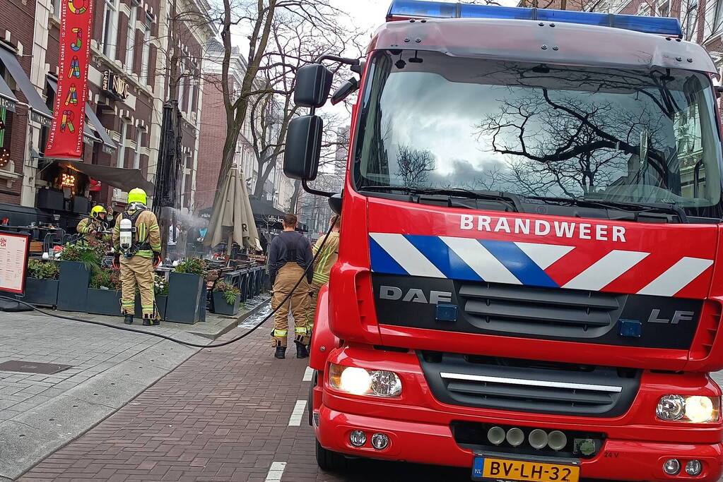 Parasol vat vlam op terras van café