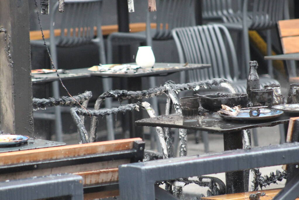 Parasol vat vlam op terras van café