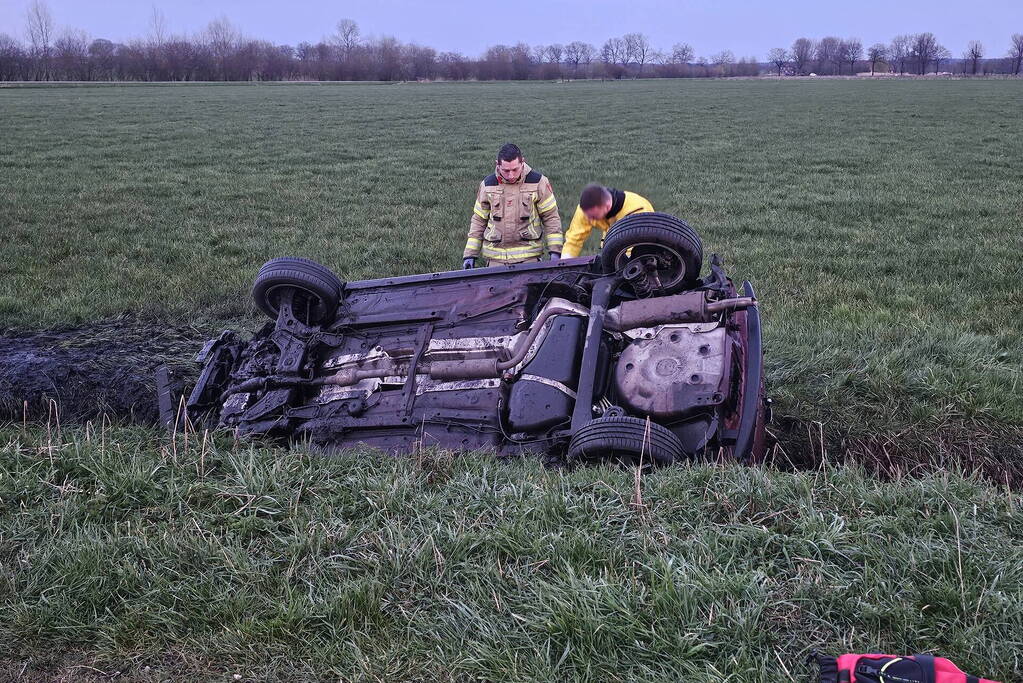 Proefrit eindigd ondersteboven in sloot