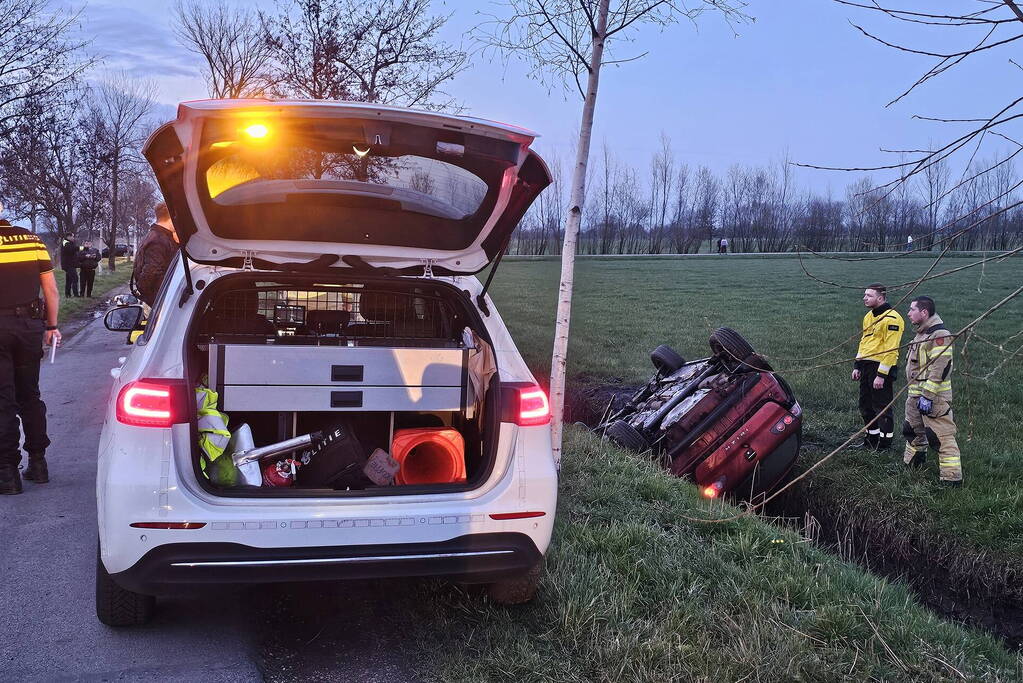 Proefrit eindigd ondersteboven in sloot
