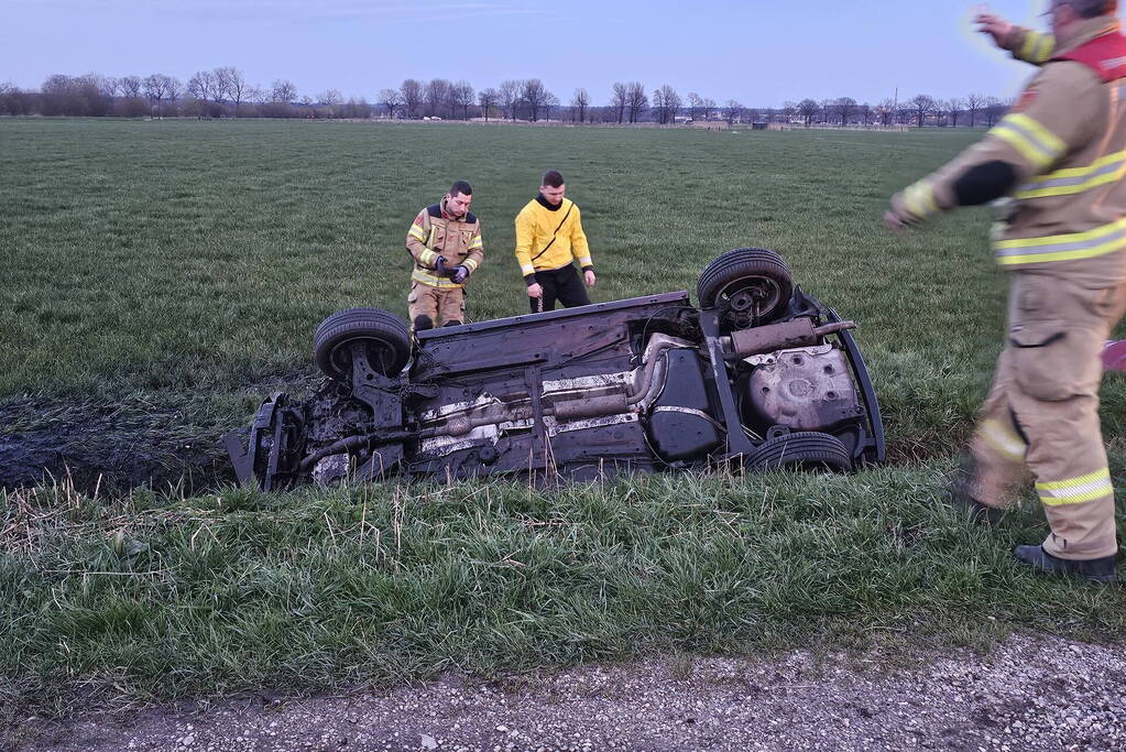 Proefrit eindigd ondersteboven in sloot