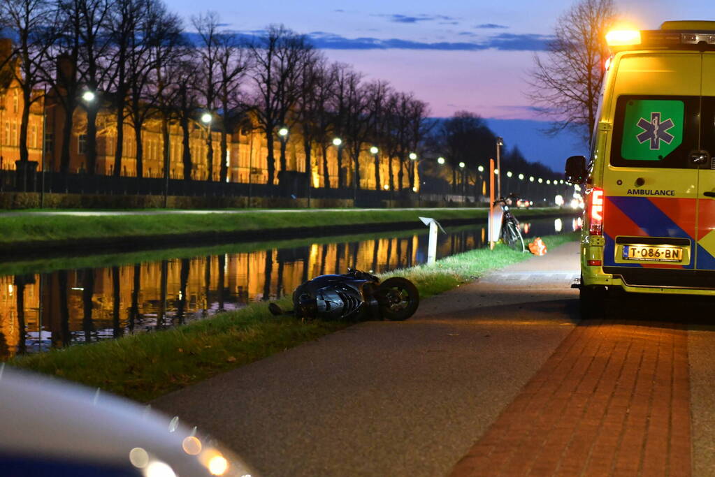Scooterrijder belandt in water na ongeval