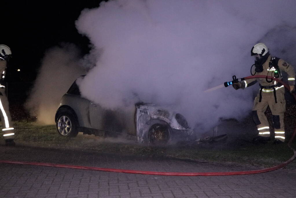 Auto brandt volledig uit
