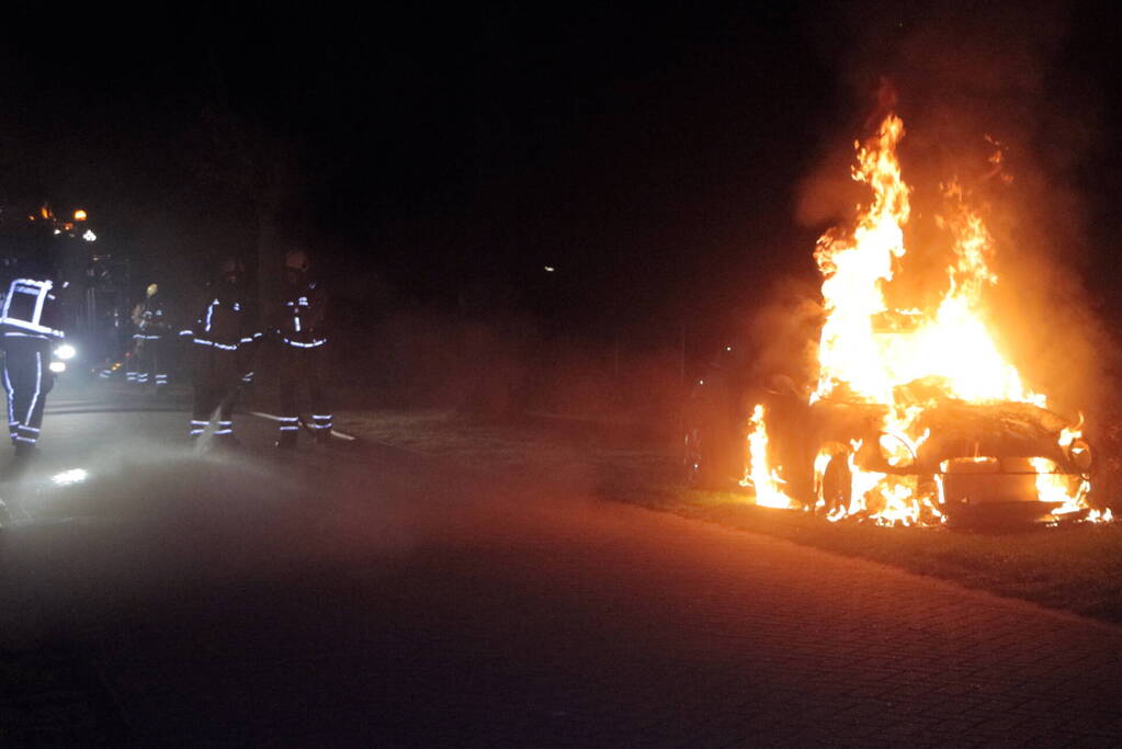 Auto brandt volledig uit