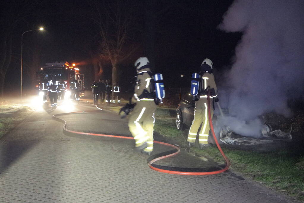Auto brandt volledig uit