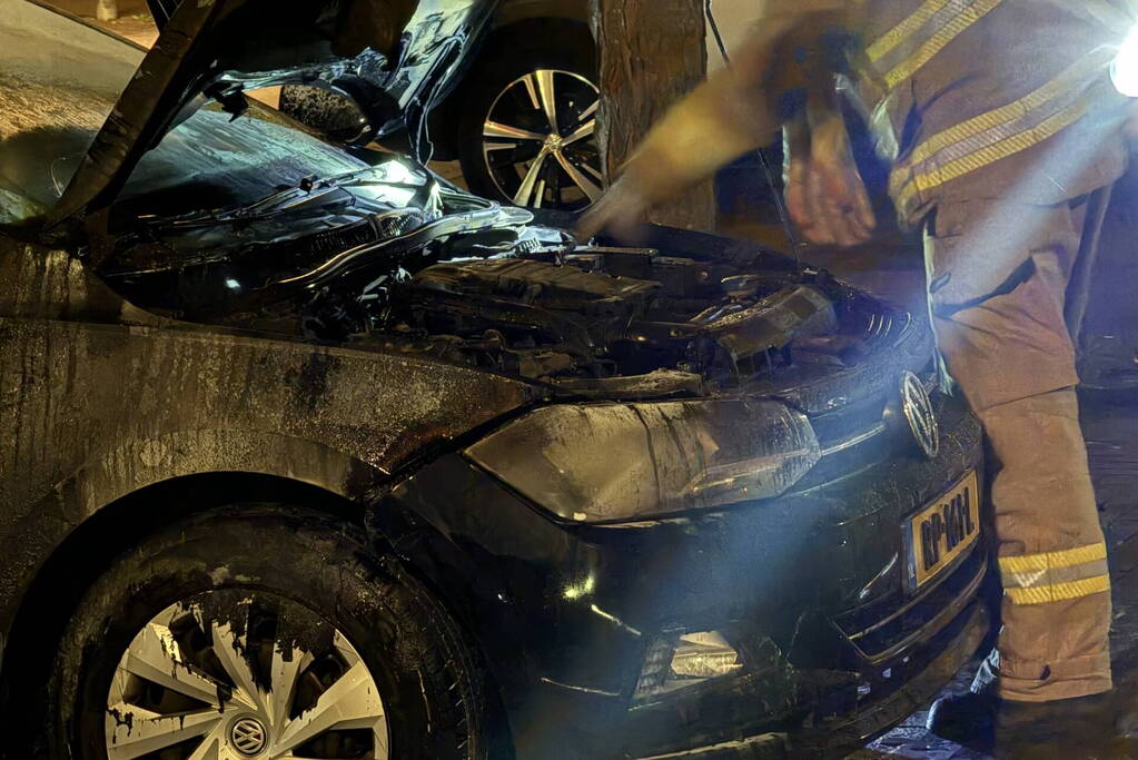 Brandweer blust brand onder motorkap