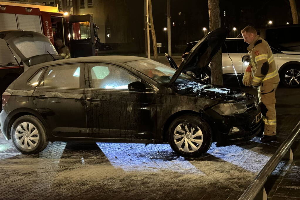 Brandweer blust brand onder motorkap