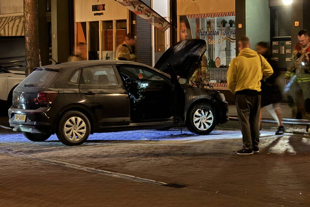 Brandweer blust brand onder motorkap