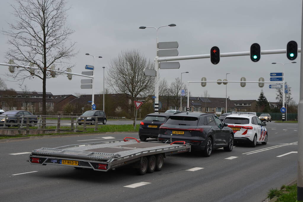 Auto vat vlam tweede auto in veiligheid gebracht