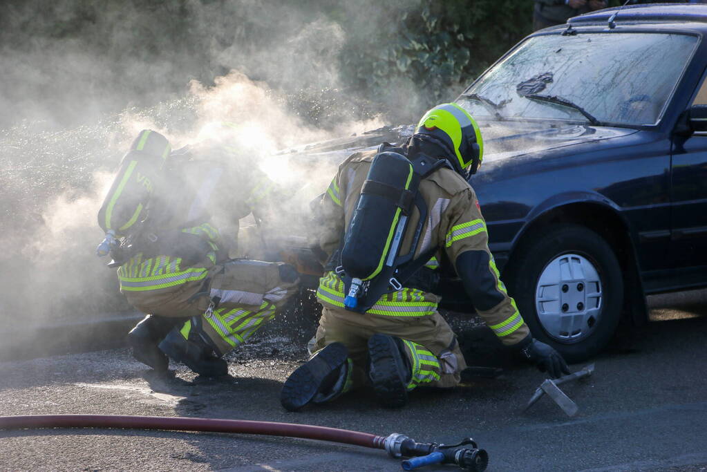 Oude auto fiks beschadigd na brand