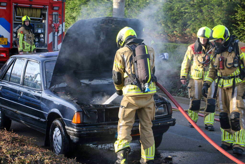 Oude auto fiks beschadigd na brand