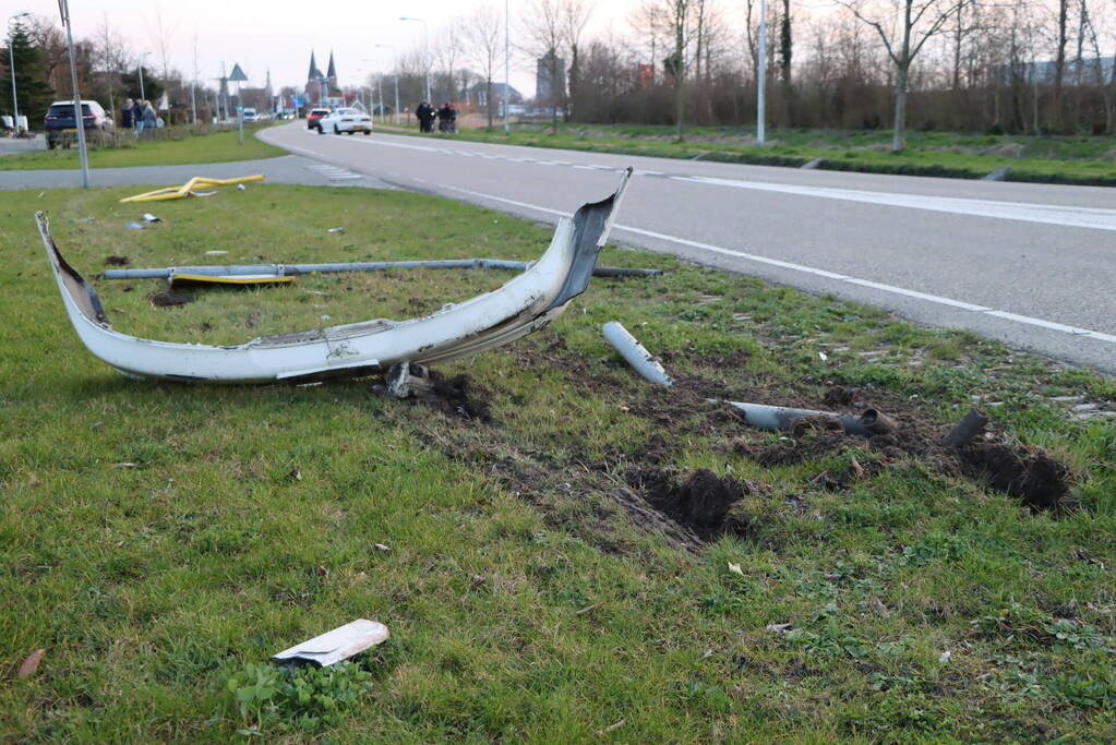 Automobilist schiet over rotonde en richt ravage aan