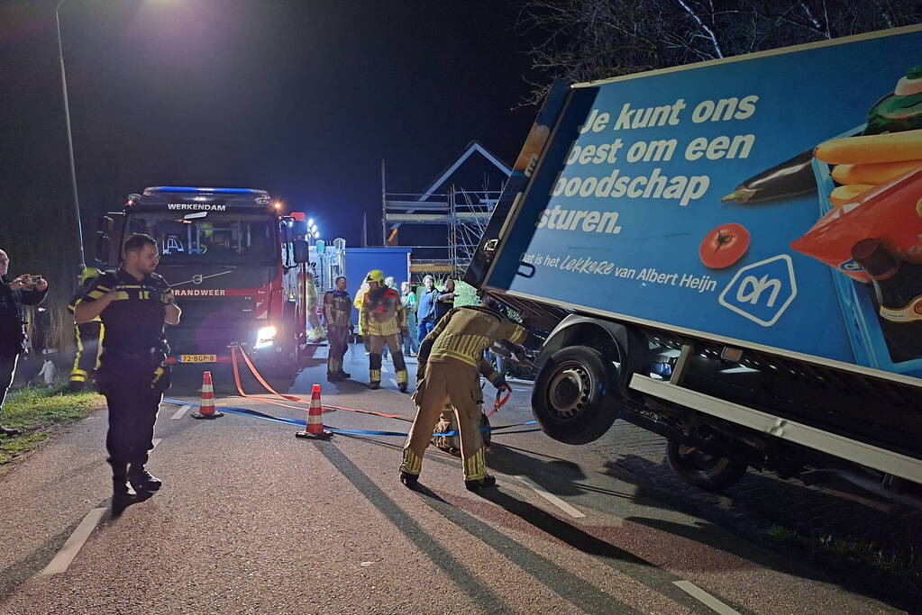 Albert Heijn bezorger rijdt van dijk af