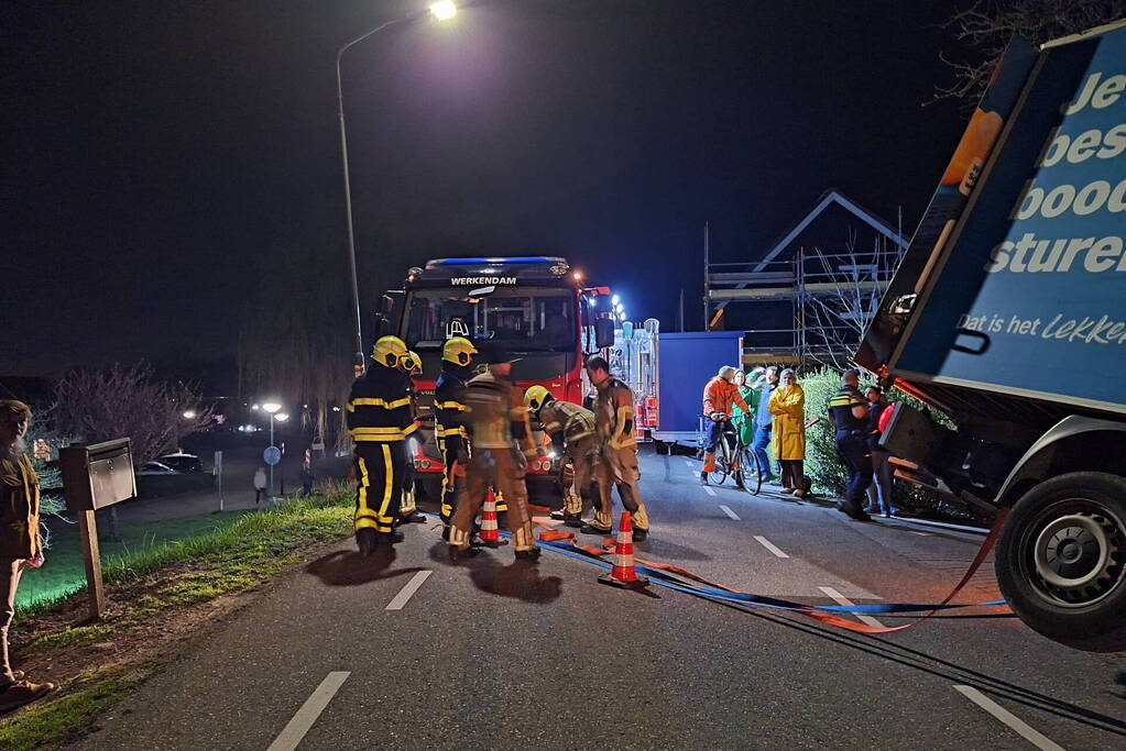 Albert Heijn bezorger rijdt van dijk af