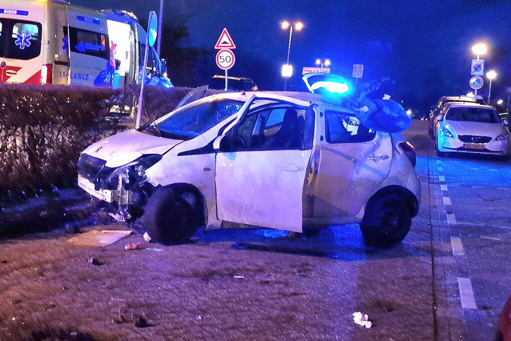 Ravage nadat automobilist over de kop slaat