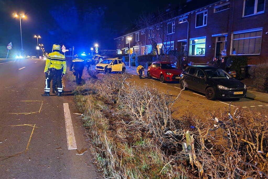 Ravage nadat automobilist over de kop slaat