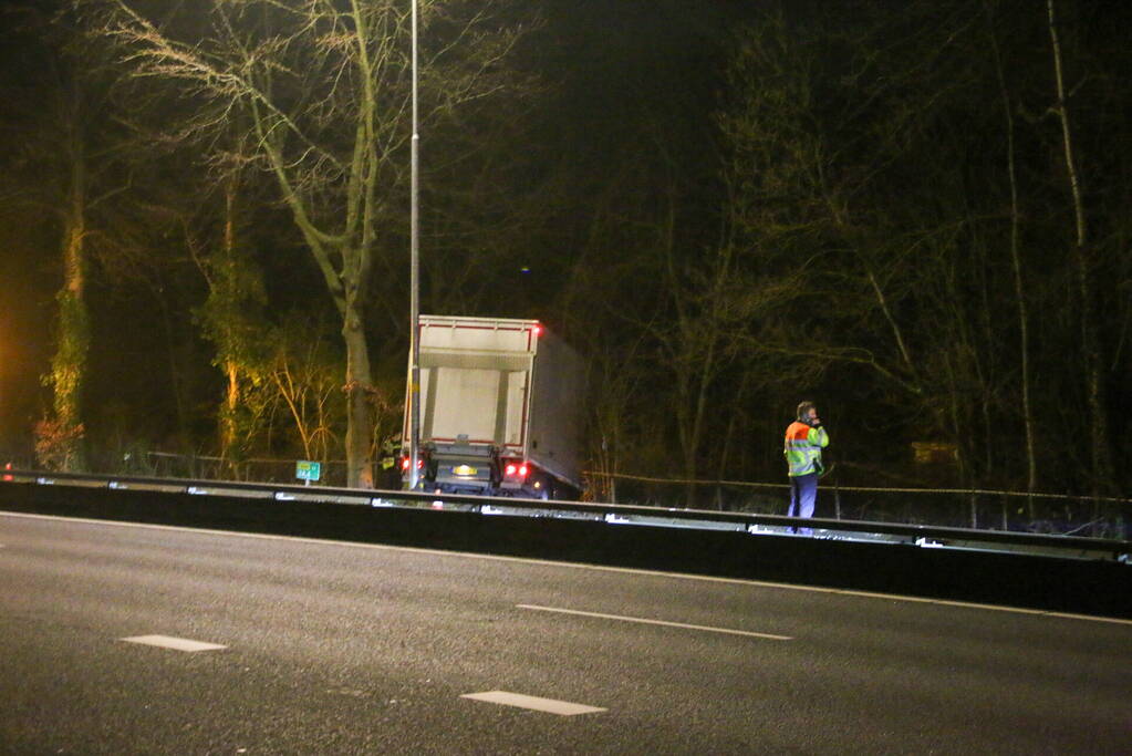 Vrachtwagen raakt van de weg