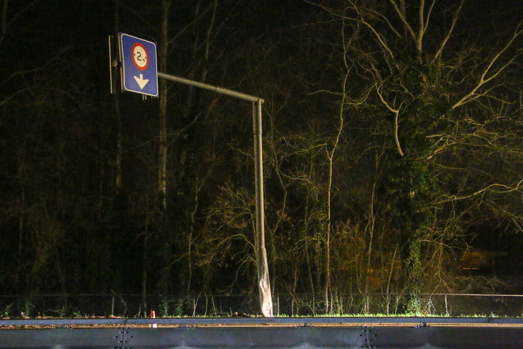 Vrachtwagen raakt van de weg