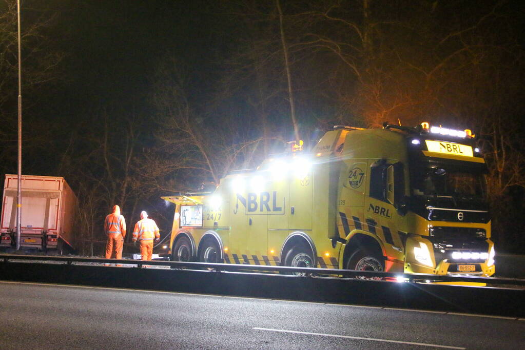 Vrachtwagen raakt van de weg