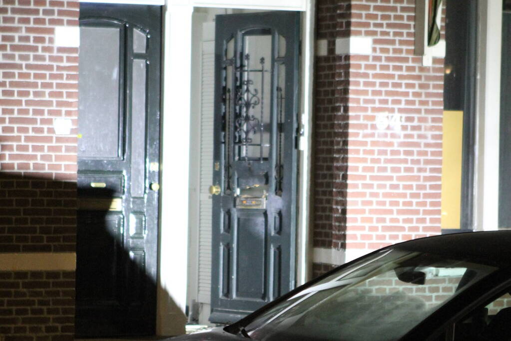 Schade na explosie bij voordeur