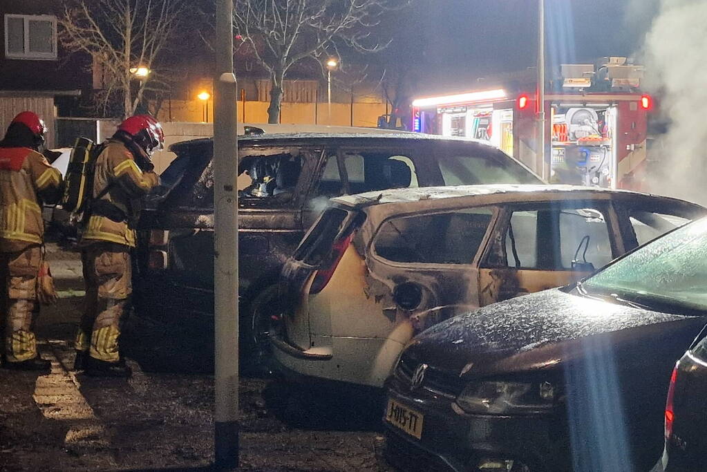 Twee auto's verwoest door brand