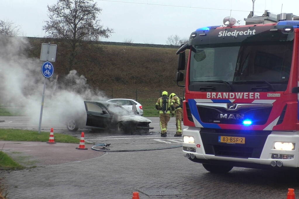 BMW gaat in vlammen op tijdens proefrit