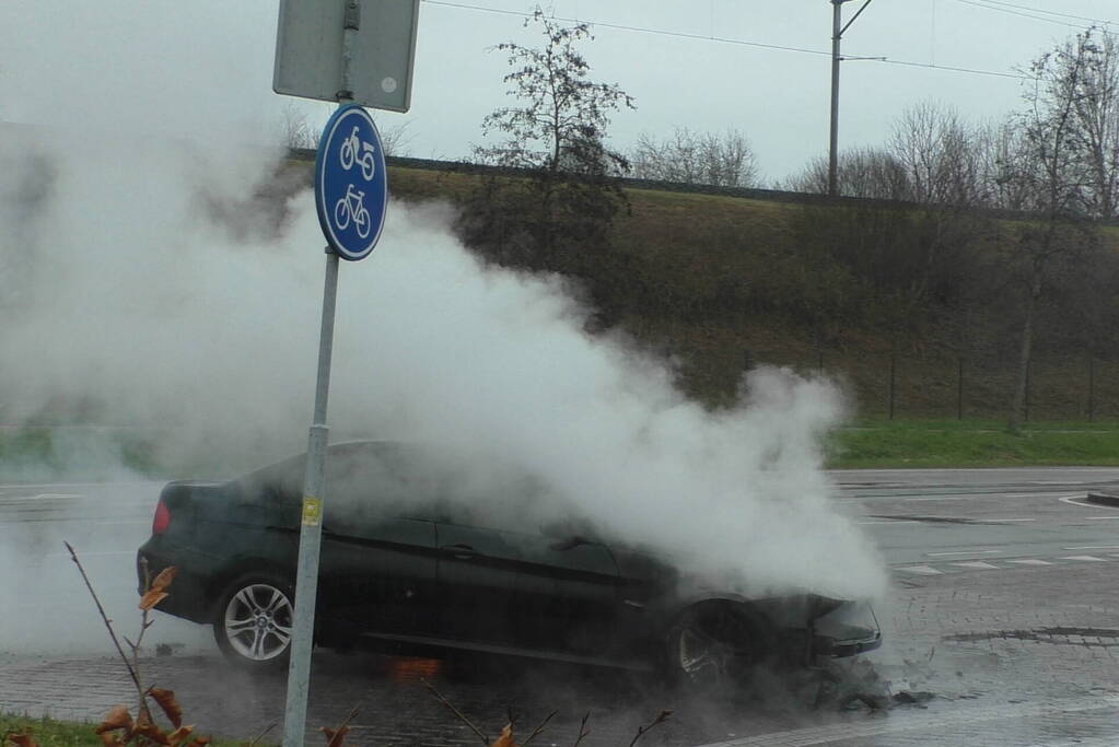 BMW gaat in vlammen op tijdens proefrit