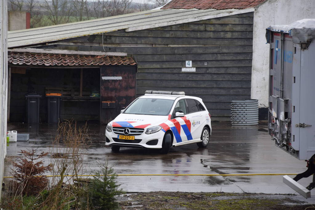 Arrestatieteam valt loods binnen