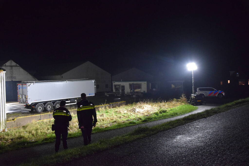 Arrestatieteam valt loods binnen