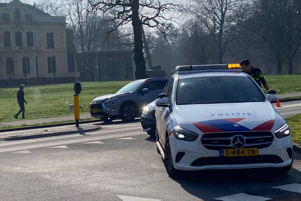 Fikse schade nadat automobilist op paal botst