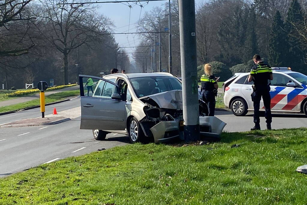 Fikse schade nadat automobilist op paal botst