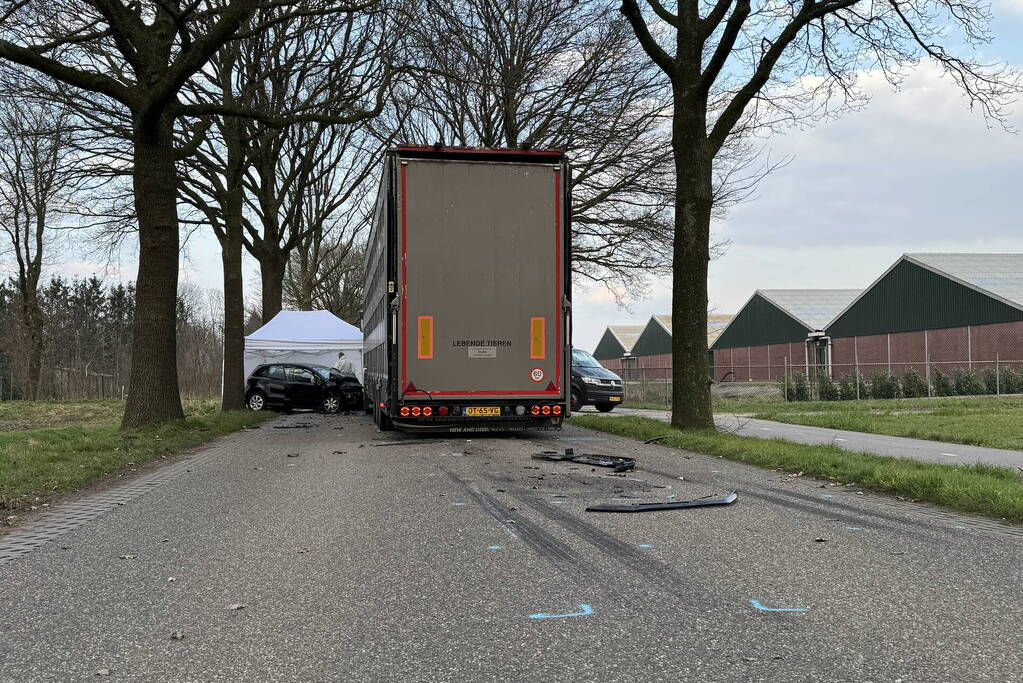 Persoon overleden bij aanrijding tussen personenauto en vrachtwagen