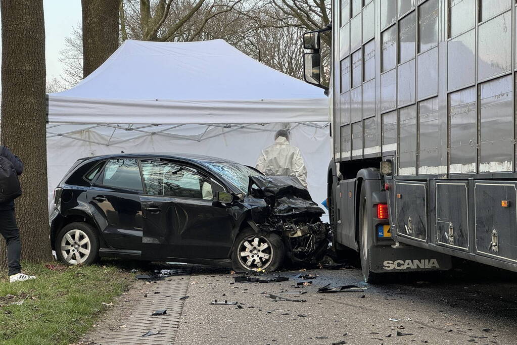 Persoon overleden bij aanrijding tussen personenauto en vrachtwagen
