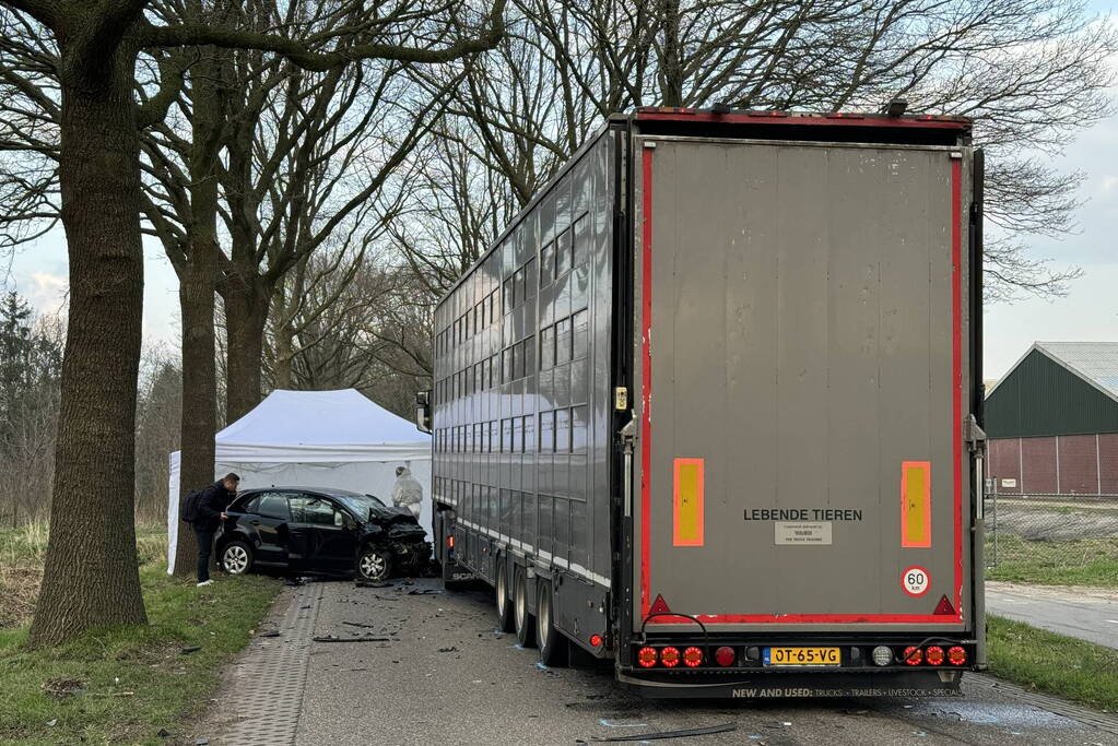Persoon overleden bij aanrijding tussen personenauto en vrachtwagen