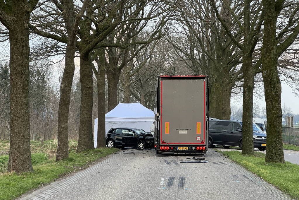 Persoon overleden bij aanrijding tussen personenauto en vrachtwagen